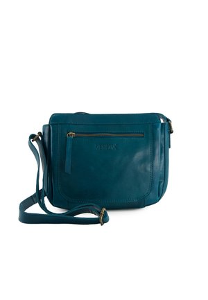Tyrkysová kožená crossbody taška s nastavitelným popruhem, přední zipová kapsa a embosované logo. Hladká textura a obdélníkový tvar.
