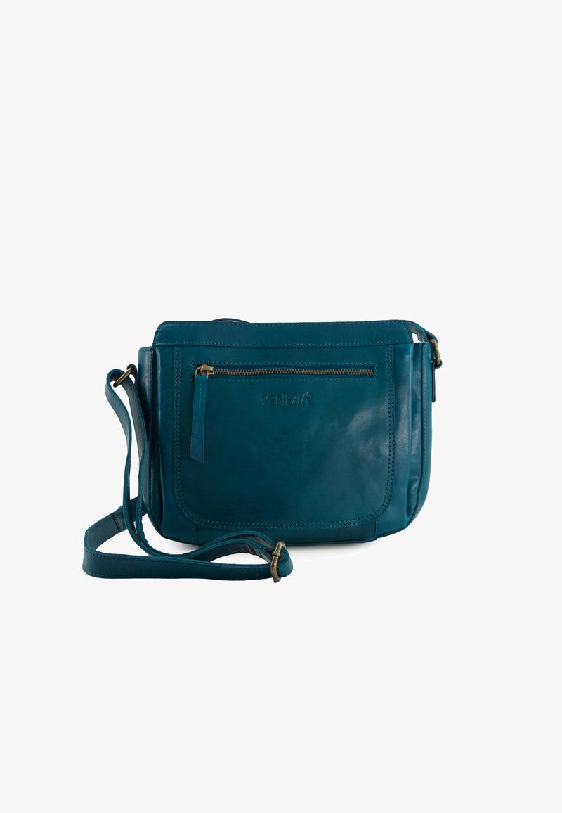 Tyrkysová kožená crossbody taška s nastavitelným popruhem, přední zipová kapsa a embosované logo. Hladká textura a obdélníkový tvar.