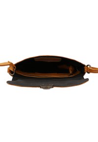 Borsa a tracolla in pelle marrone aperta che mostra l'interno nero e la tracolla regolabile con chiusura metallica sul cappuccio anteriore.