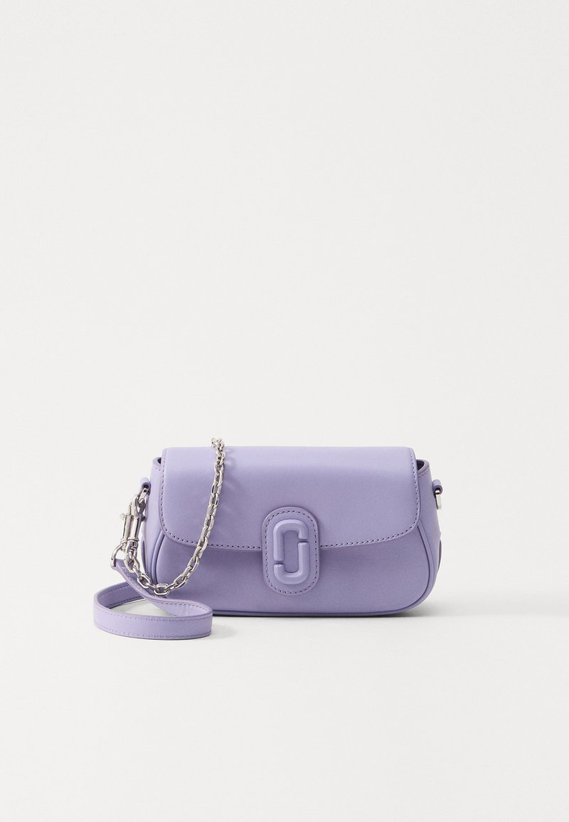 Bolso de hombro de cuero lavanda con detalle de cadena plateada, tapa frontal y logotipo ovalado en relieve sobre fondo blanco limpio.