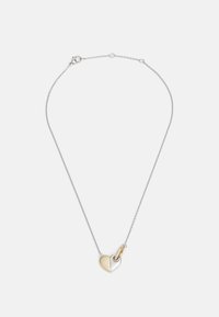 Silverkedja halsband med ett delat hjärtanhänge; ena sidan är polerad guld, den andra polerad silver, med en liten spärr och dekorativa detaljer.