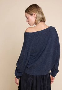 Marin off-shoulder genser med lange ermer, ribbede mansjetter og en avslappet passform, laget av et mykt strikket stoff.