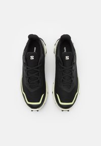 Salomon ALPHACROSS 5 GTX - Löparskor terräng - black/transparent yellow/sunny lime