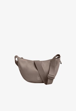 Taupe-farbene, halbmondförmige Crossbody-Tasche mit verstellbarem Riemen und kleinem Logo-Schriftzug "GOT BAG" vorne in der Mitte.