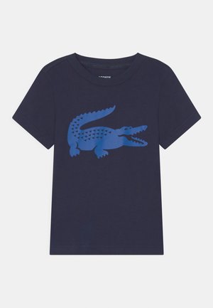 Granatowy t-shirt z krótkim rękawem z dużym niebieskim nadrukiem krokodyla z przodu i okrągłym dekoltem.