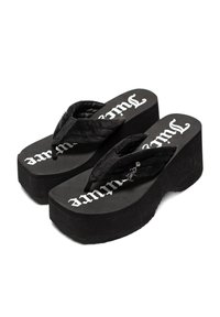 Infradito neri con zeppa, dotati di ampie cinghie in tessuto, suola testurizzata e un charm decorativo a forma di ancora. Marchio bianco audace sulla suola.