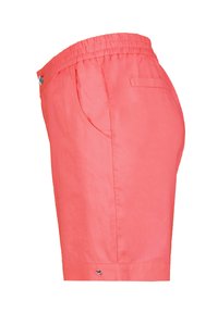 Korallfärgade shorts med elastisk midja, sidofickor och bakficka. Tillverkade av mjukt tyg med en slät textur.