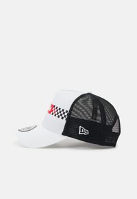New Era APRILIA CHECKER PRINT TRUCKER UNISEX - Gorra - white/black