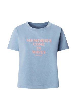 Lichtblauw kortarmig T-shirt met ronde hals, met roze tekst "MEMORIES COME IN WAVES" en klein "PEPE JEANS" logo eronder.