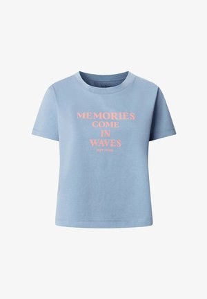 Lichtblauw kortarmig T-shirt met ronde hals, met roze tekst "MEMORIES COME IN WAVES" en klein "PEPE JEANS" logo eronder.
