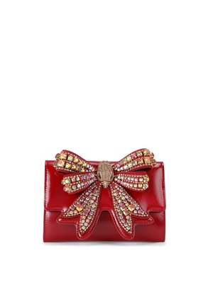 Borsa a tracolla in pelle rossa con un grande fiocco ornato di strass colorati e un dettaglio metallico centrale. Texture liscia, forma rettangolare.