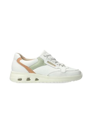 Sneaker en cuir blanc avec des accents verts et bruns. Dispose d'une surface texturée, d'un système de laçage et d'un design de semelle découpée pour la ventilation.
