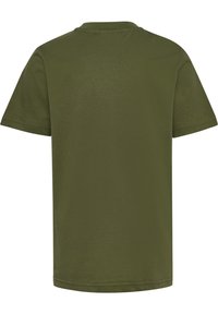 T-shirt z tkaniny w oliwkowym kolorze, z krótkimi rękawami, okrągłym dekoltem, gładką teksturą oraz bez widocznych wzorów czy ozdób.