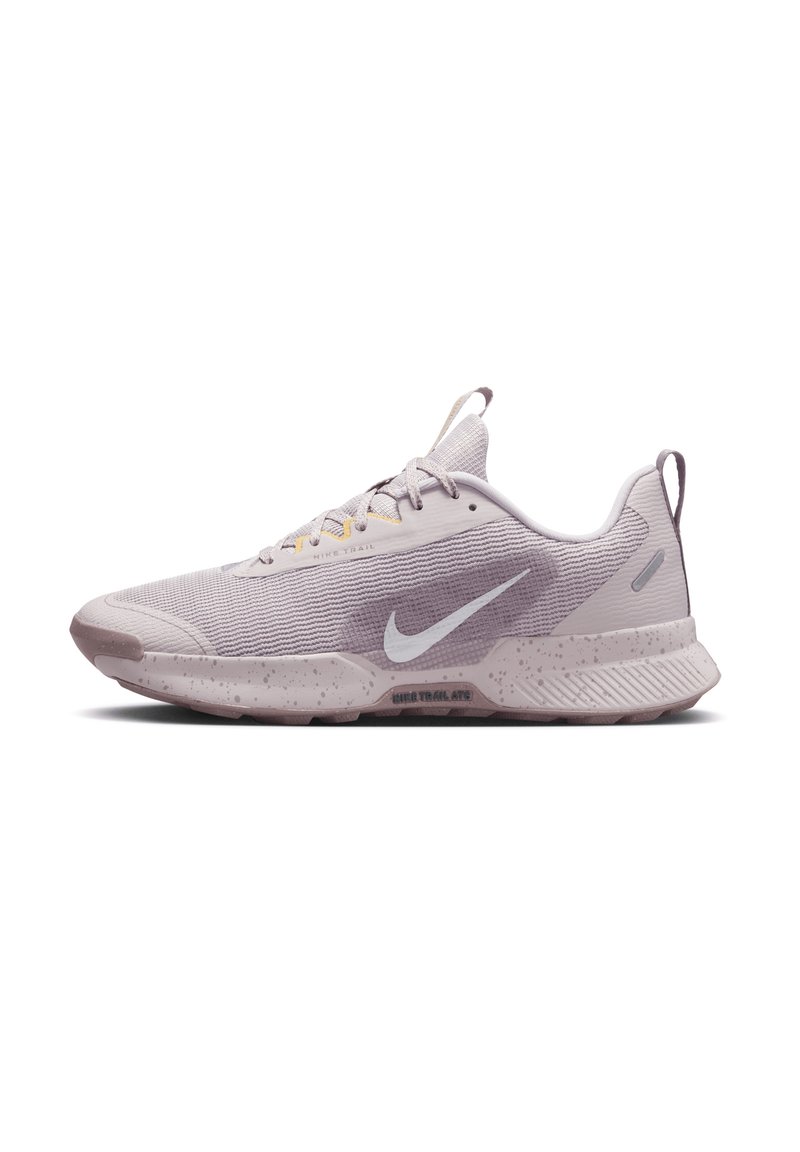 Nike løpesko med en lys lilla nettingoverdel, kontrasterende mørkere detaljer, en flekket mellomsåle og en teksturert yttersåle for godt feste.