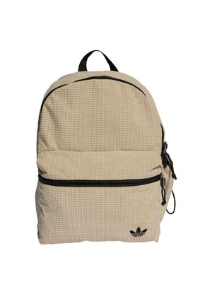 Beiger, strukturierter Stoffrucksack mit schwarzen Reißverschlüssen und Adidas-Logo auf der unteren Fronttasche, mit schwarzem Tragegriff oben.