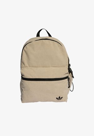 Beiger, strukturierter Stoffrucksack mit schwarzen Reißverschlüssen und Adidas-Logo auf der unteren Fronttasche, mit schwarzem Tragegriff oben.