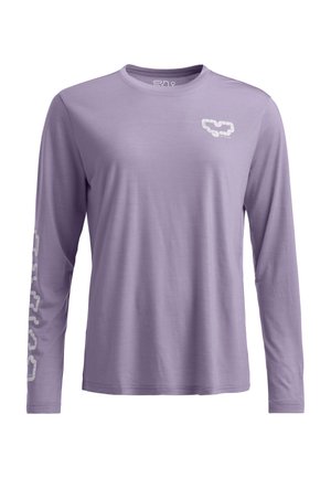 Langärmliges lila Hemd aus weichem Stoff, mit einem weißen Logo auf der Brust und gemusterten Text-Akzenten am linken Ärmel.