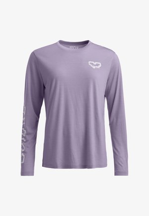 Langärmliges lila Hemd aus weichem Stoff, mit einem weißen Logo auf der Brust und gemusterten Text-Akzenten am linken Ärmel.