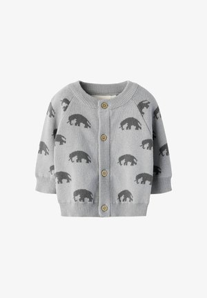 Cardigan bébé tricoté gris clair avec motif éléphants gris foncé et quatre boutons en bois à l'avant.