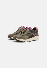Le scarpe da ginnastica multicolori presentano suede e mesh verde oliva, accenti marroni, dettagli in stampa leopardata e hardware di un vivace colore rosa.
