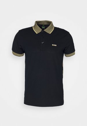 Schwarzes Poloshirt mit goldumrandetem Kragen und Ärmeln, drei Knöpfen und kleinem goldfarbenem "BOSS"-Logo auf der Brust.