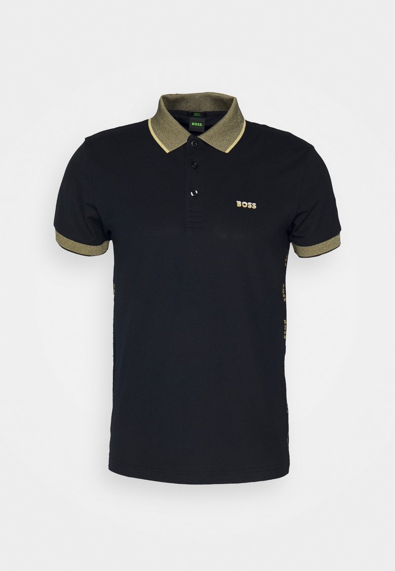 Polo noir avec col et manches bordés d'or, trois boutons, et petit logo doré "BOSS" sur la poitrine.