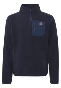 Marineblauer Fleece-Pullover mit hohem Kragen, halbem Reißverschluss vorne, einer Brusttasche und zwei seitlichen Reißverschlusstaschen. Mit blauen Akzenten und einem Logo-Patch.