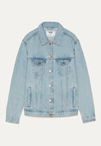 Ljusblå denimjacka med krage, två bröstfickor, mässingsknappar och en avspänd passform. Har synliga sömmar och sidfickor.