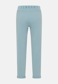 Hellblaue Hose aus weichem Material, mit einem breiten elastischen Bund mit "ELBSAND"-Logo und aufgerollten Säumen an den Knöcheln.