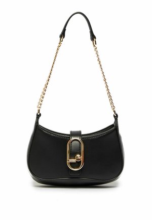 Sac à main en cuir noir avec bandoulière chaîne dorée et fermeture décorative ovale dorée sur le rabat avant.