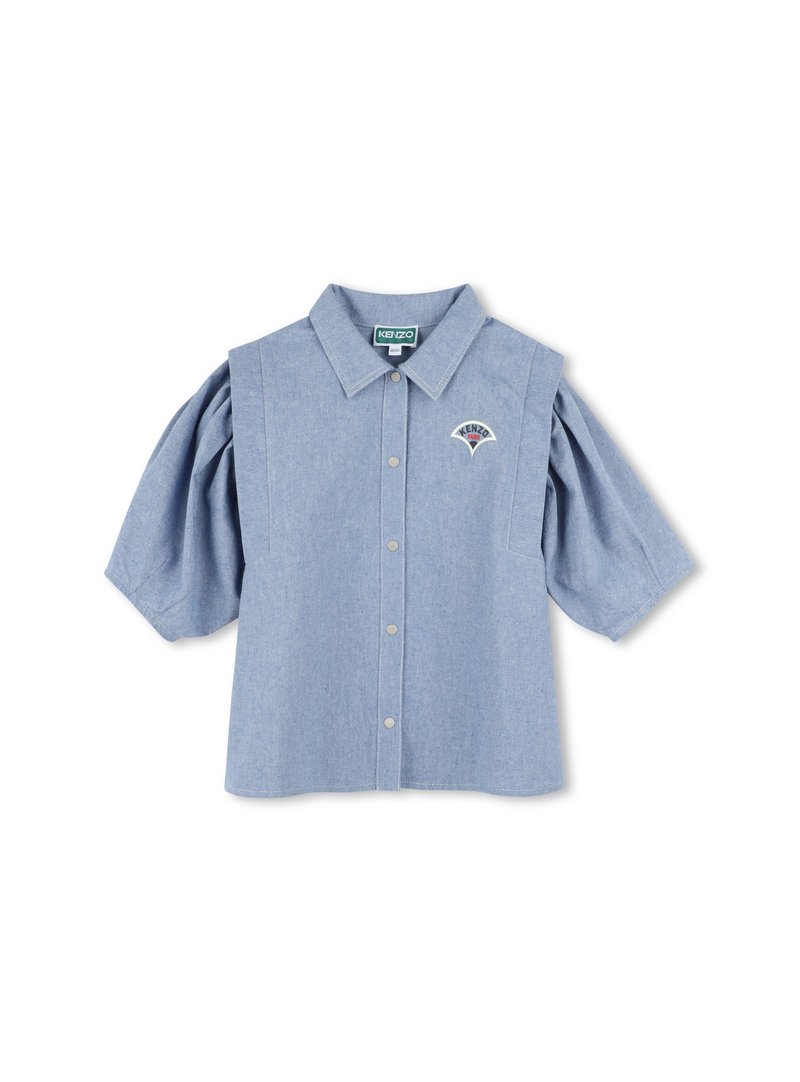 Lichtblauw chambray overhemd met een kraag, korte pofmouwen, knopen aan de voorkant en een geborduurd logo op de linkerkant van de borst.
