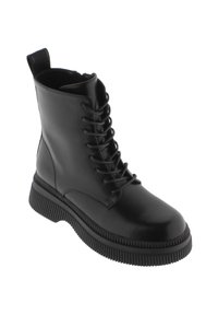 Bota de cuero negro con cordones, punta redondeada, suela de goma texturizada y talón reforzado. Cuenta con una lengüeta para facilitar su puesta.