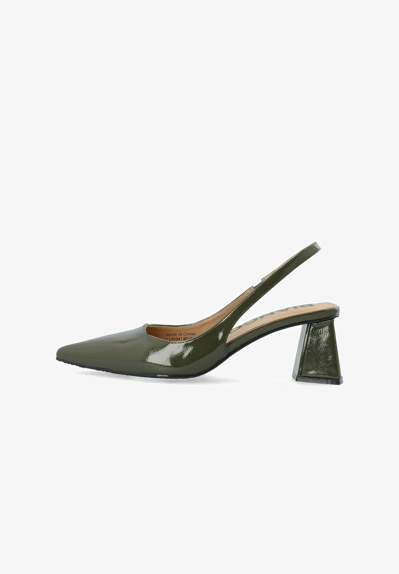 Pump slingback in pelle verniciata verde con punta affusolata, lati aperti e tacco geometrico a blocco. Texture liscia con una finitura lucida.
