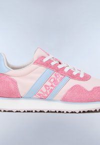 Jasnoróżowy sneaker z białymi sznurowadłami, pastelowo-niebieskimi paskami, różowymi zamszowymi akcentami oraz logo "NAPAPIJRI" po boku, pokazany z profilu.