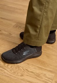 Unselected, black mesh