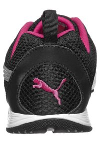 Musta urheilukenkä, jossa on tekstuuripintainen verkko-otsikko, vaaleanpunaiset yksityiskohdat ja silmiinpistävä vaaleanpunainen Puma-logo kantaosassa. Valkoinen välipohja yksityiskohta mukana.