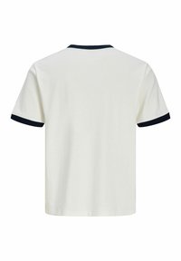 Λευκό κοντομάνικο μπλουζάκι με μαύρη επένδυση στον γιακά και στα μανίκια, εμφανίζεται από πίσω σε απλό φόντο.