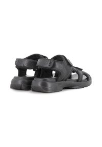 Sandalias negras con parte superior sintética perforada, correas ajustables y suela acolchada; diseño abierto para transpirabilidad y comodidad.