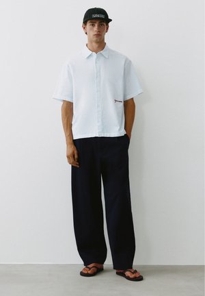 PULL&BEAR, STRIPED SHORT SLEEVE WITH CONTRAST EMBROIDERY - SHIRT - Chemise - light blue