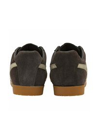 Baskets en daim marron avec une finition texturée, dotées d'une semelle en caoutchouc opaque et d'accents gris le long du talon. Design traditionnel à lacets.