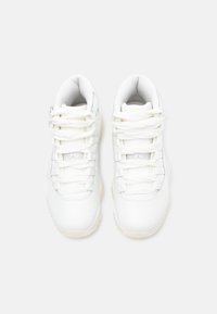 Witte hoge sneakers van glad leer, met een gevoerd kraagje en vetersluiting. Doorzichtige rubberen zool accentueert het ontwerp.