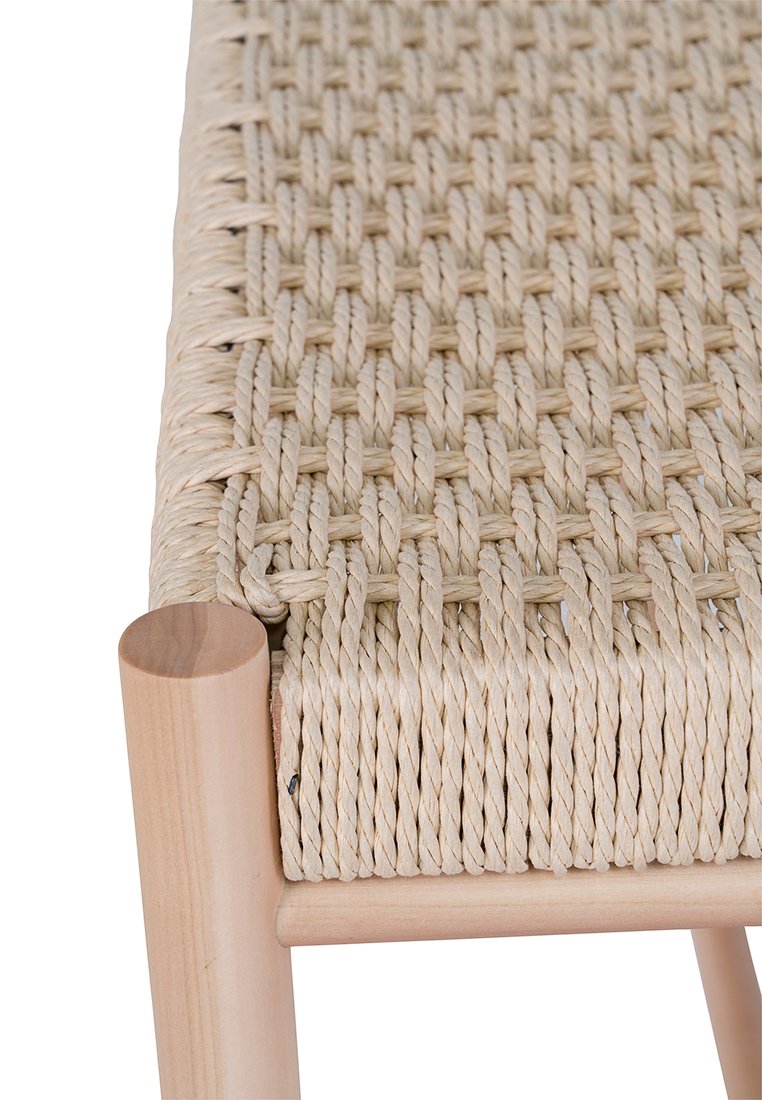 Natürlich gewebter Sitz in Beige mit einem strukturierten Muster, gehalten von hellen Holzbeinen. Verfügt über glatte, abgerundete Kanten.