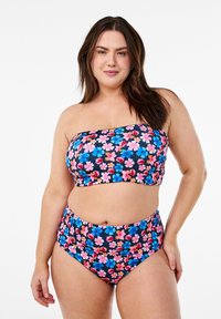 Bloemen bikini set met een strapless top en een hoge taille onderkant. Kleuren zijn roze, blauw en zwart met een levendig bloemenpatroon.