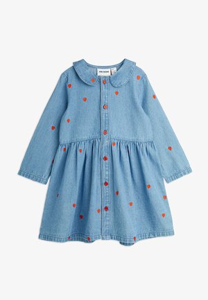 Vestido de mezclilla azul claro con mangas largas, cuello redondo, bordado de un corazón rojo y botones rojos en la parte delantera; cintura fruncida para dar volumen.