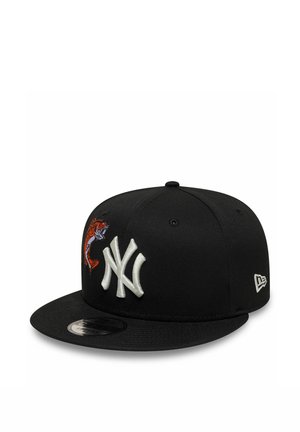 Casquette noire des New York Yankees avec logo blanc brodé et petit motif de poisson rouge sur le côté, visière plate et logo New Era sur le côté.