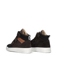 Braune Suede High-Top-Sneaker mit einem schwarzen Riemen und tanfarbenen Akzenten, einer weißen Gummisohle und strukturierten Seitenverzierungen.