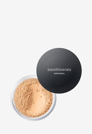 Poudre minérale beige libre pour le maquillage dans un contenant rond transparent avec un couvercle noir étiqueté "bareMinerals Original" à côté.