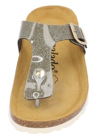 Grå glittrig faux läder tongsandal med en vadderad brun fotbädd och metallspänne. Har en dekorativ knappdetalj på remmen.