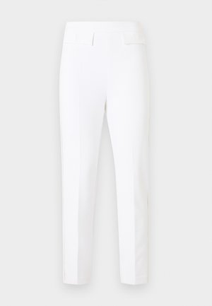 Fehér, testhez simuló, szabott nadrág két hátsó zsebfedővel és finom varrási részletekkel, egyszínű háttéren.