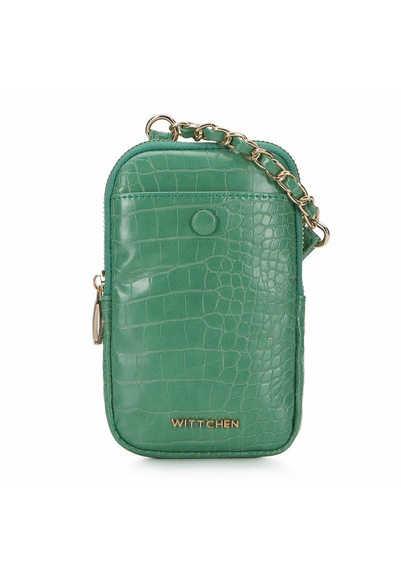 Bolso de teléfono de piel sintética verde con estampado de cocodrilo, cadena dorada, cierre de cremallera y logo en relieve en la parte frontal. Forma compacta y rectangular.